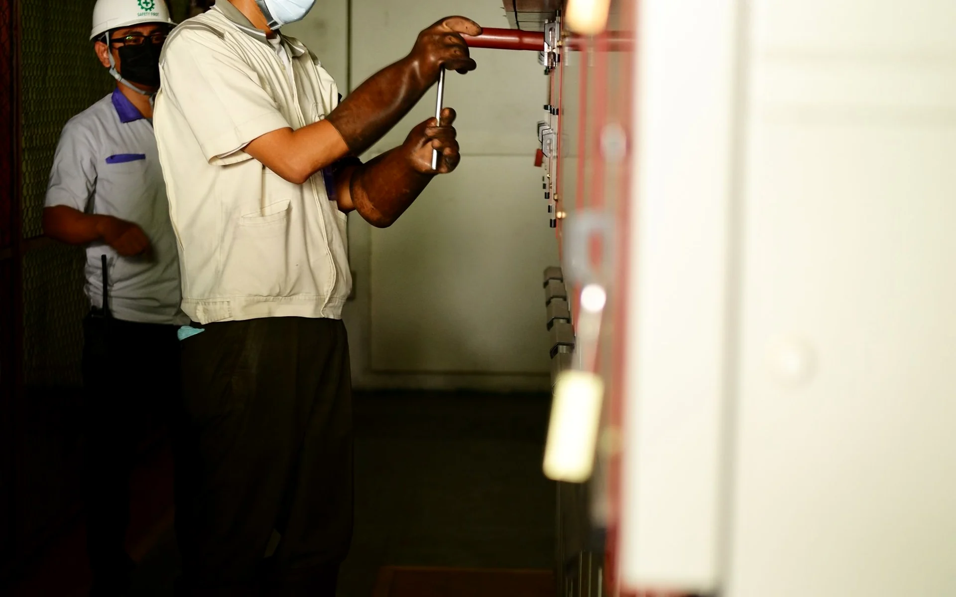 Elektrik sistemleri üzerinde çalışan saha ekibi
